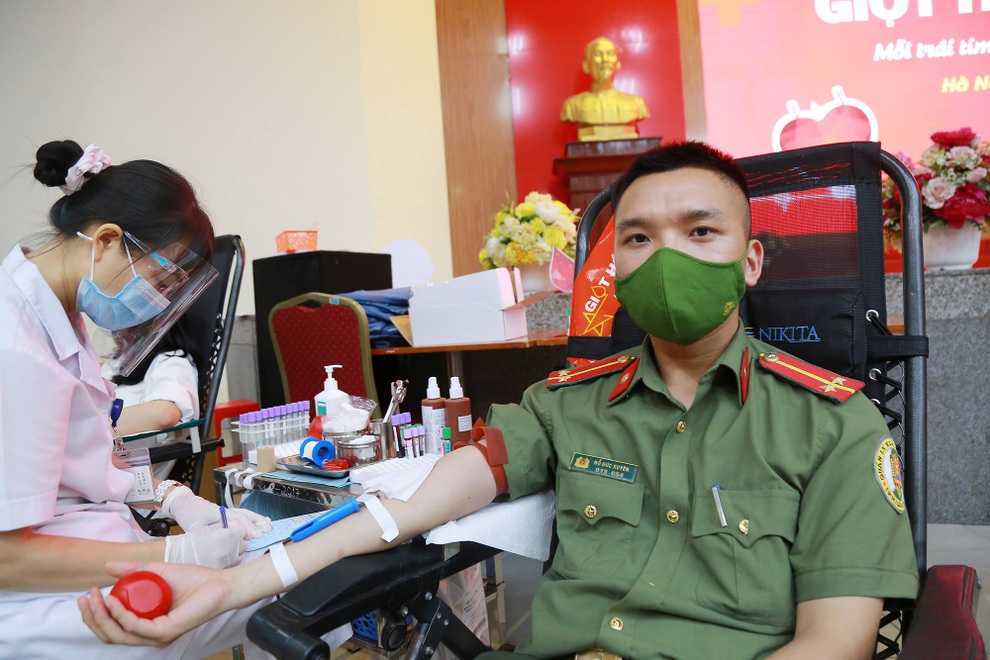 Nhiều người dân Hà Nội không ngại giãn cách, đi hiến máu vì người bệnh - 1 Nhiều người dân Hà Nội không ngại giãn cách, đi hiến máu vì người bệnh - 1