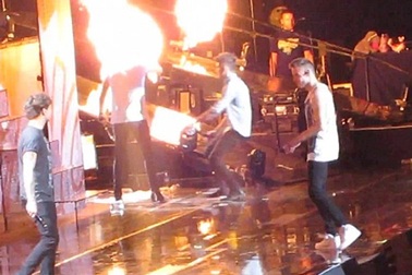 Clip: Thành viên của nhóm One Direction bị dính lửa trên sân khấu 
