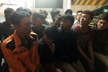 Vụ 2 tàu cá bị tàu lạ đâm chìm: 19 thuyền viên được đưa vào bờ