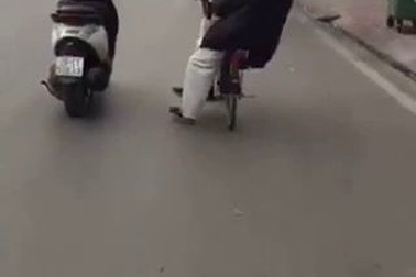 Chiến sĩ CSGT chở cụ già về nhà bằng xe đạp.