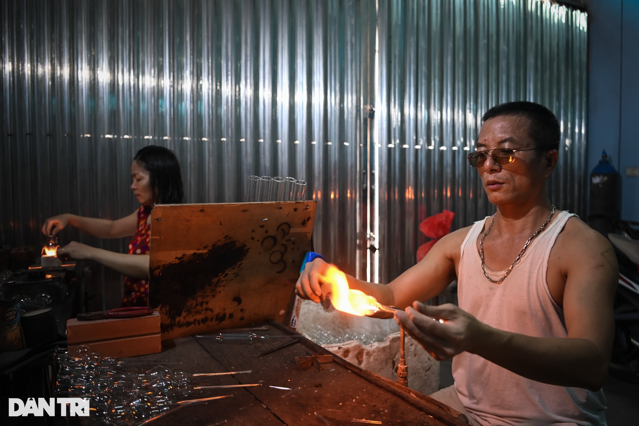 Đỏ lửa giữ nghề thổi thủy tinh truyền thống ở Hà Nội - 1 Đỏ lửa giữ nghề thổi thủy tinh truyền thống ở Hà Nội - 1
