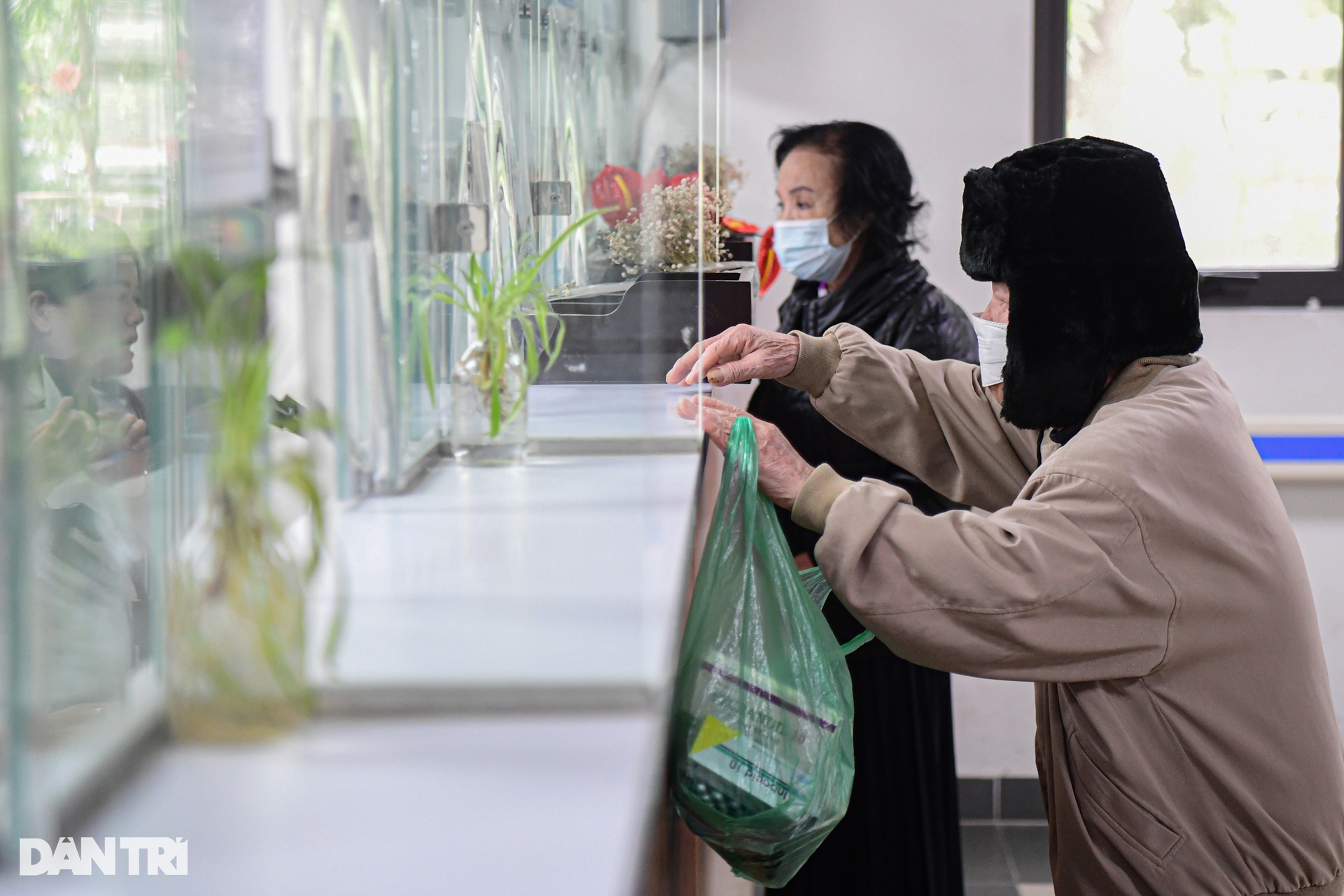 Hà Nội: Trời rét đột ngột, nhiều người già phải vào viện vì bệnh hô hấp - 13 Hà Nội: Trời rét đột ngột, nhiều người già phải vào viện vì bệnh hô hấp - 13