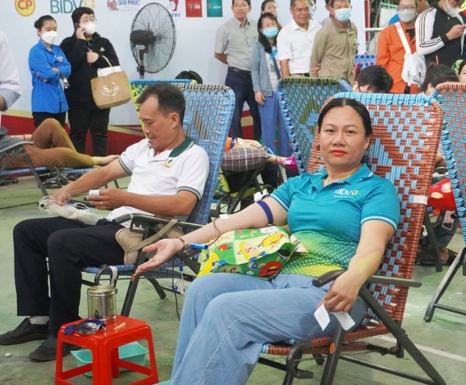 Nhân viên ngân hàng BIDV chi nhánh Kiên Giang hưởng ứng phong trào hiến máu trong chương trình Hành trình Đỏ tại Giọt Hồng Đất Kiên Giang.