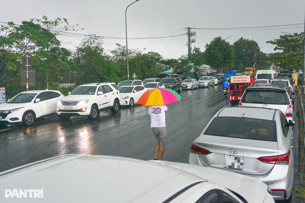 Hàng trăm ô tô được đưa lên cầu, xếp hàng dài để “chạy” lụt - 2 Hàng trăm ô tô được đưa lên cầu, xếp hàng dài để “chạy” lụt - 2