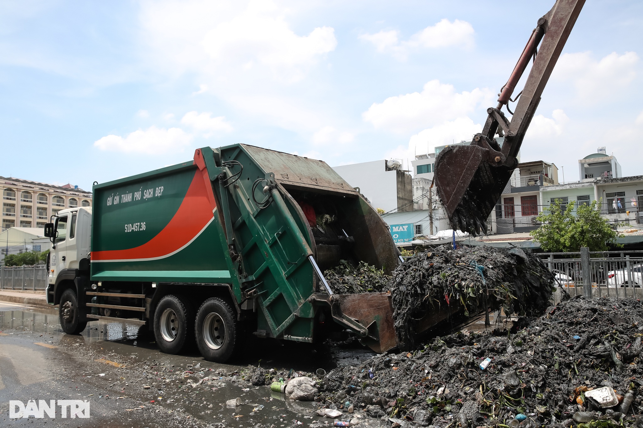 Hàng trăm tấn rác tại Kênh Nước Đen ở TPHCM đã được dọn sạch - 6