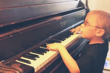 Clip “cậu bé 6 tuổi bị mù đánh piano và hát cực hay” khiến dân mạng ngỡ ngàng