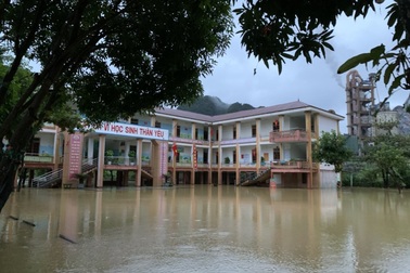 Mưa lớn gây ngập diện rộng, nhiều trường cho học sinh nghỉ học