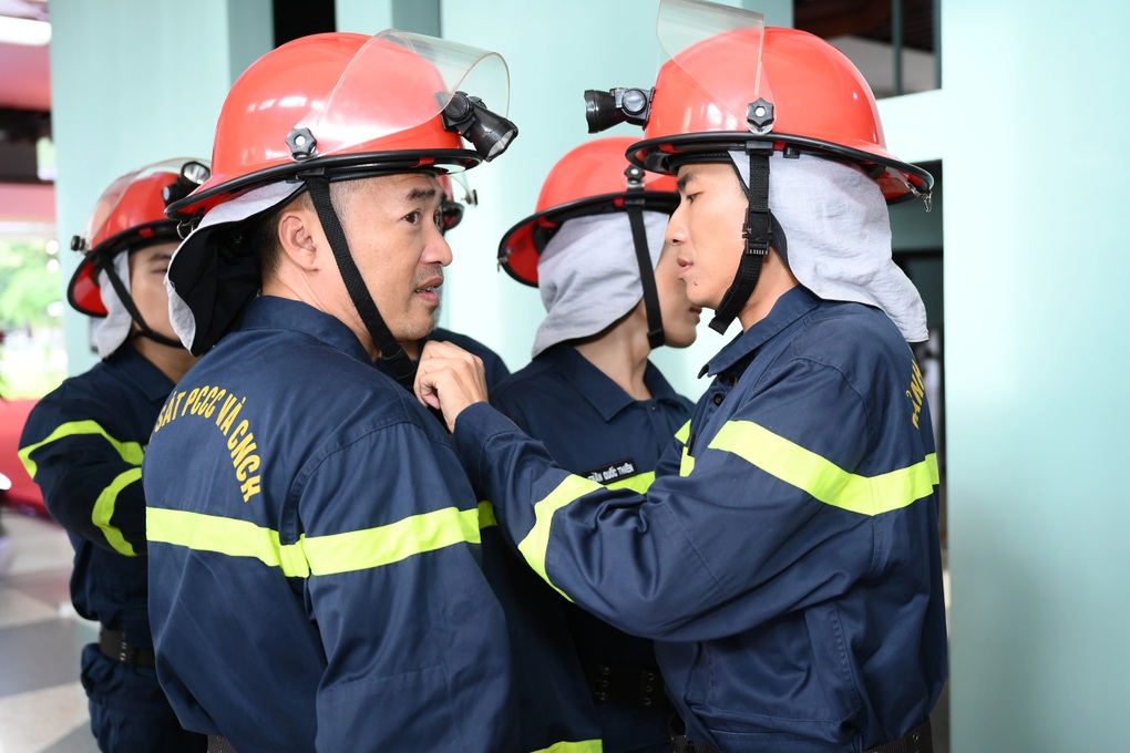 Tiến Luật suýt ngất xỉu, MONO ngạt thở khi nhập vai làm công an - 2 Tiến Luật suýt ngất xỉu, MONO ngạt thở khi nhập vai làm công an - 2