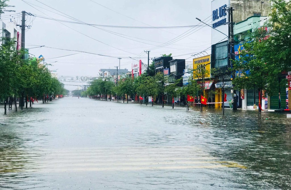Quảng Nam: Nước lũ ở hạ nguồn đang lên, đã di dời hơn 530 hộ dân - 3 Quảng Nam: Nước lũ ở hạ nguồn đang lên, đã di dời hơn 530 hộ dân - 3