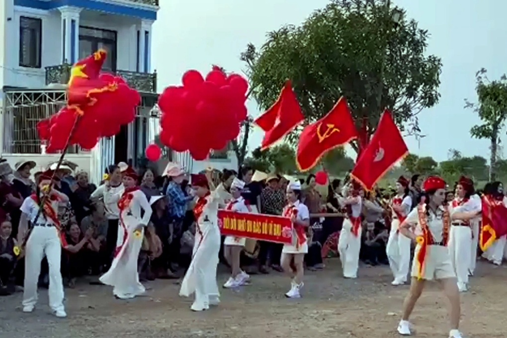 Xôn xao hình ảnh đội nghi thức trung niên đi kiểu cà thọt - 1
