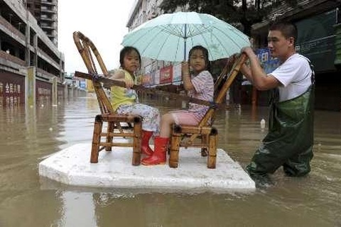 Chùm ảnh: Bão Morakot và 1001 cách "nổi" trên mặt nước