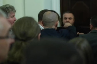 Ẩu đả giữa phiên họp quốc hội, nghị sĩ Ukraine nhập viên vì chấn động não