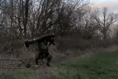 Video tên lửa Javelin của Ukraine phá hủy pháo phản lực Nga