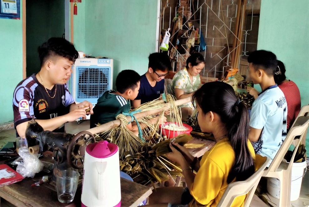 Người làm nghề thức thâu đêm làm thứ bánh giết sâu bọ - 5