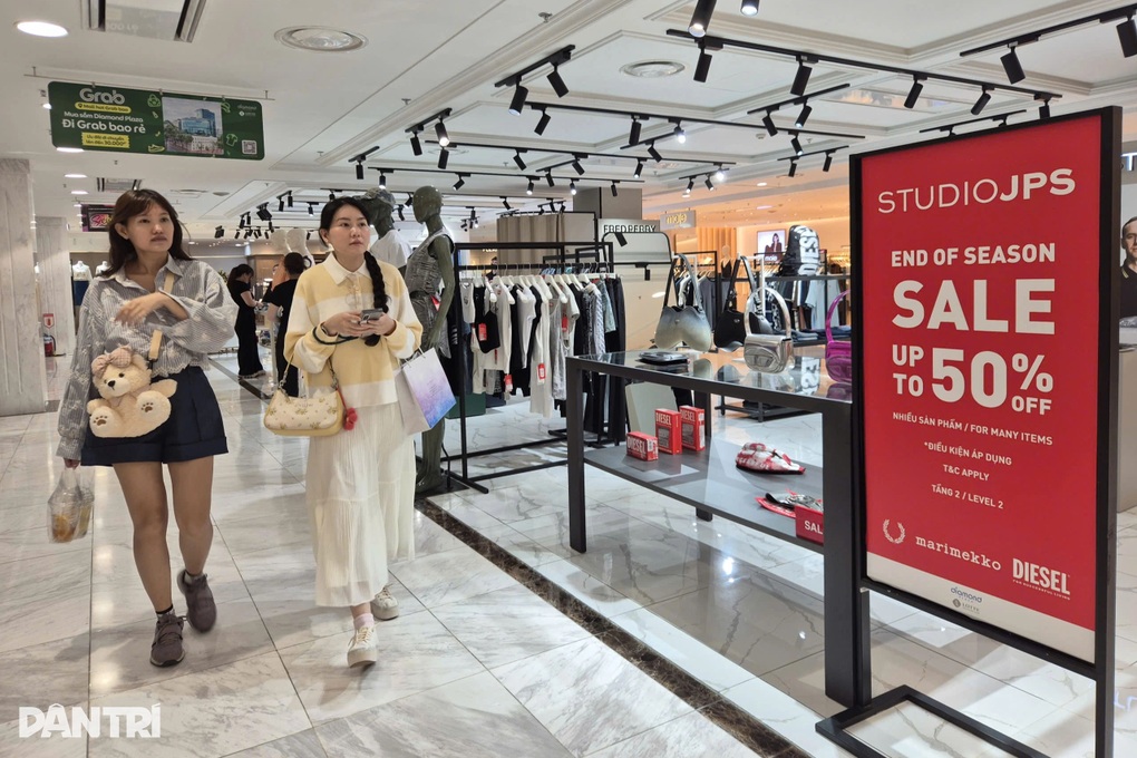 Bắt đầu mùa Black Friday: Giảm giá đến 80% nhưng vẫn ít khách - 2