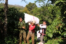 5 hộ nghèo chung nhau... 1 con dê giống