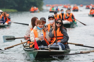 Biển người đổ về danh thắng Tràng An du xuân ngày đầu năm mới