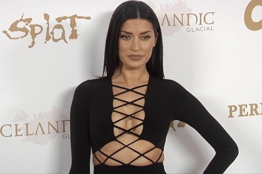 Nicole Williams diện váy cắt xẻ táo bạo