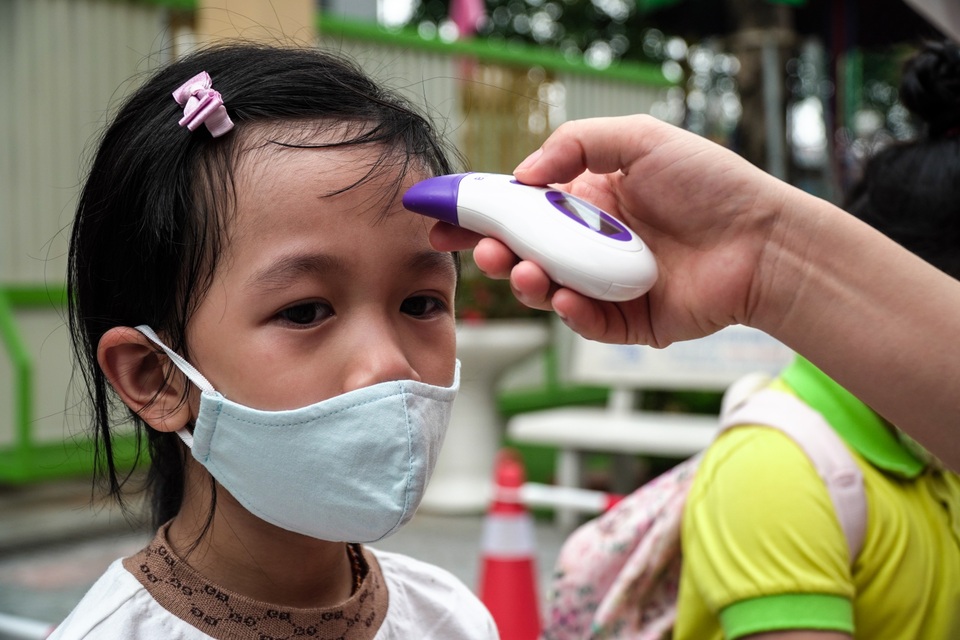 Ngày đầu đi học trở lại: Phụ huynh vui mừng, trẻ phấn khởi - 2 Ngày đầu đi học trở lại: Phụ huynh vui mừng, trẻ phấn khởi - 2