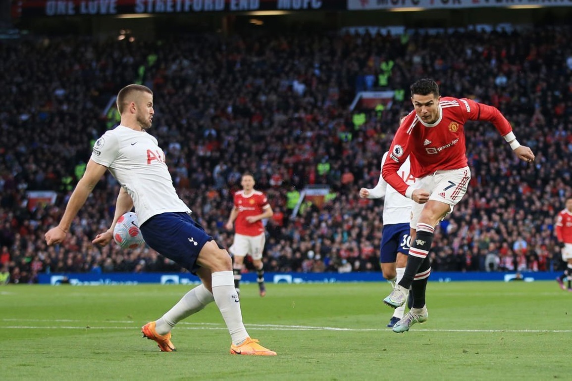 Ronaldo lập hat-trick siêu đỉnh, Man Utd hạ gục Tottenham - 2 Ronaldo lập hat-trick siêu đỉnh, Man Utd hạ gục Tottenham - 2