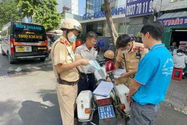 Tài xế xe khách ở TPHCM bị xử phạt vì ăn nhậu chiều hôm trước