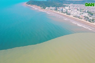 Hình ảnh biển Sầm Sơn xuất hiện hai màu nước đối lập