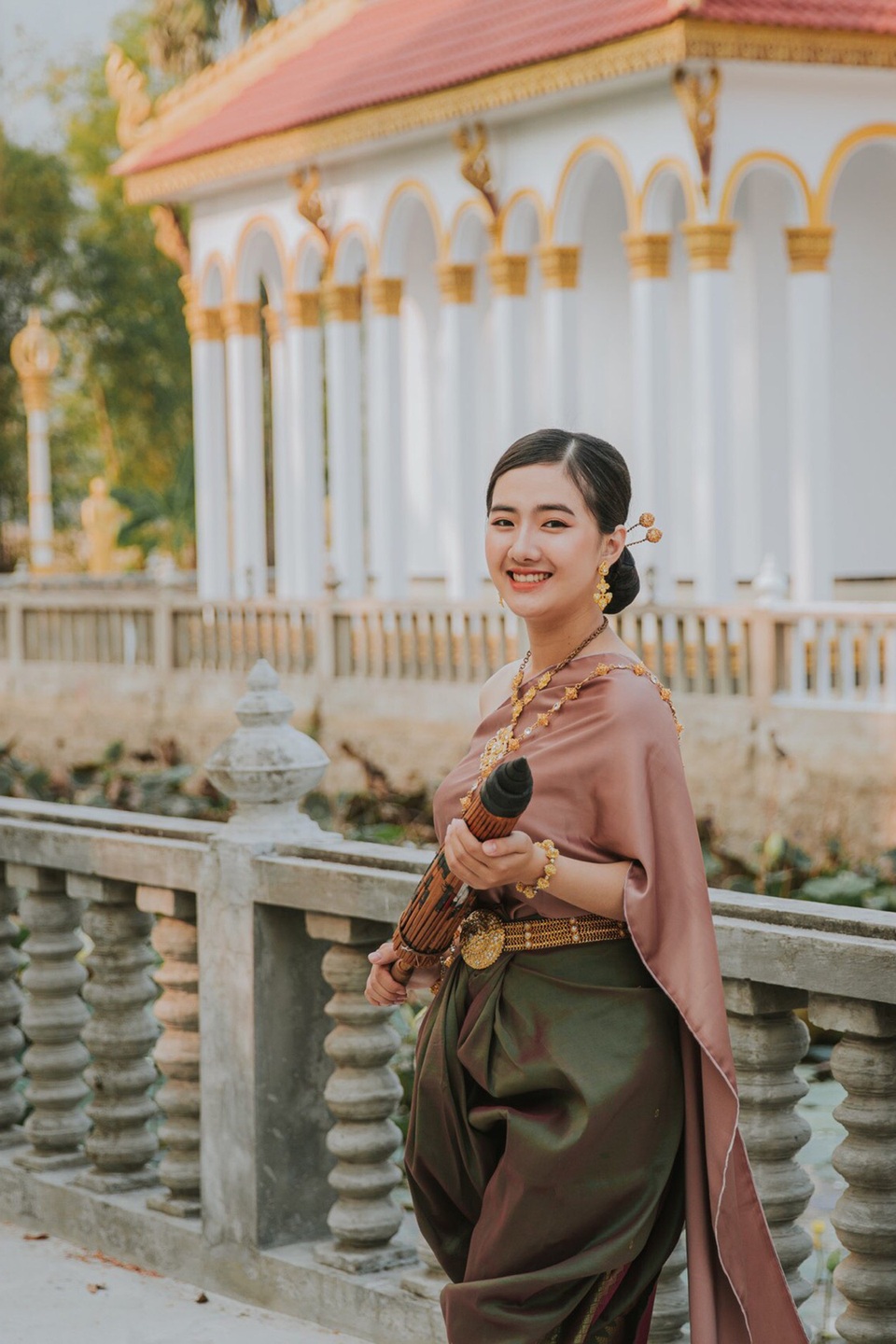 Thiếu nữ nhận mưa lời khen khi diện trang phục dân tộc Khơ-me - 12 Thiếu nữ nhận mưa lời khen khi diện trang phục dân tộc Khơ-me - 12