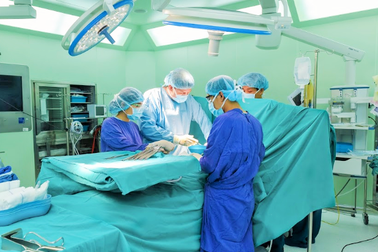 Người phụ nữ mang khối ung thư bằng trọng lượng bé sơ sinh