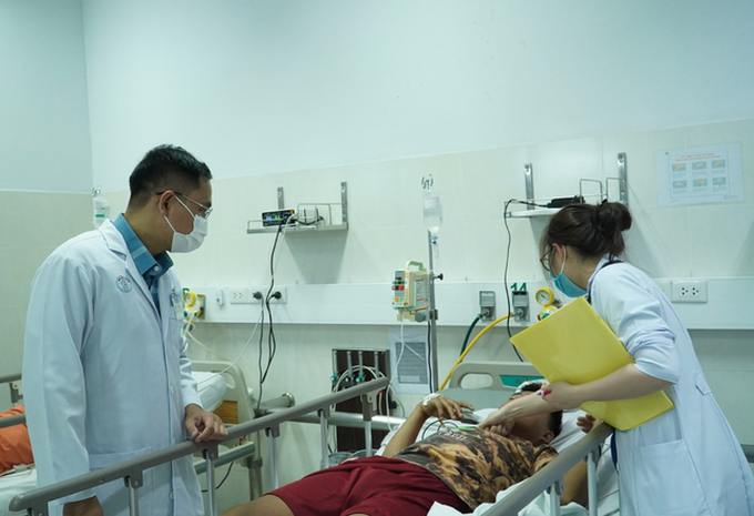 Bác sĩ thăm khám cho bệnh nhân bị ngộ độc. Ảnh: BVCC