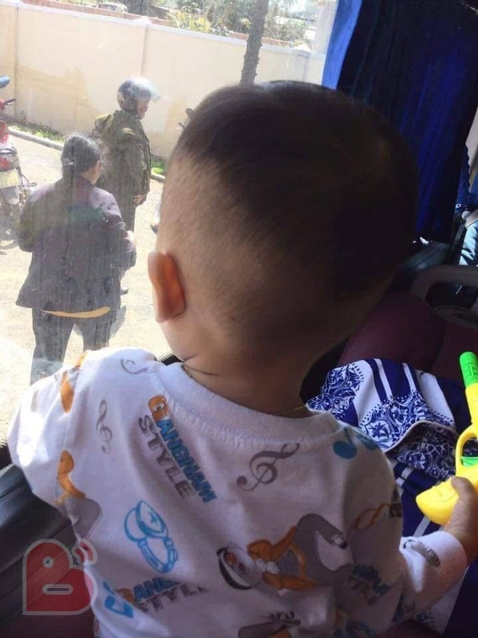 Cảnh ông bà ngước lên ô tô, vẫy tay tiễn cháu và con gái lên thành phố gây xúc động - Ảnh 4. Cảnh ông bà ngước lên ô tô, vẫy tay tiễn cháu và con gái lên thành phố gây xúc động - Ảnh 4.