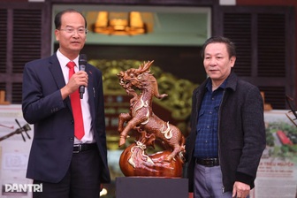 “Vua men gốm” tặng tượng dát vàng để đấu giá, ủng hộ vùng lũ miền Trung