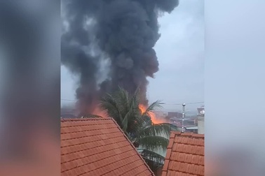 Cháy lớn tại xưởng sản xuất bao bì ở vùng ven Sài Gòn