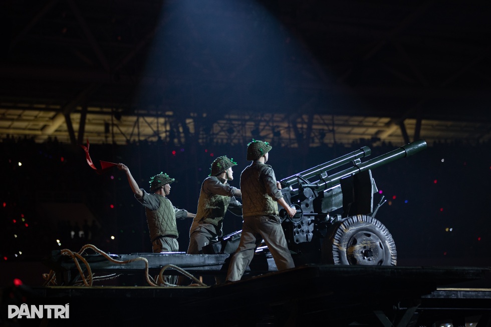 Hơn 50.000 khán giả hoà  nhịp đập yêu nước cùng concert Tổ quốc trong tim - 13