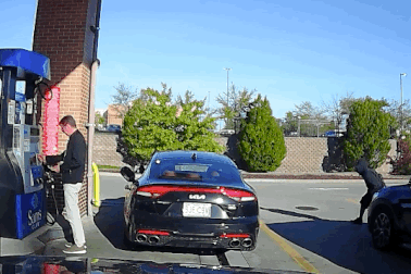 Bị lấy trộm xe trong chưa đến 30 giây vì mất cảnh giác khi đi đổ xăng