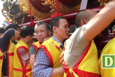 Trai tráng Đồng Kỵ rước pháo khổng lồ, tung hô quan đám