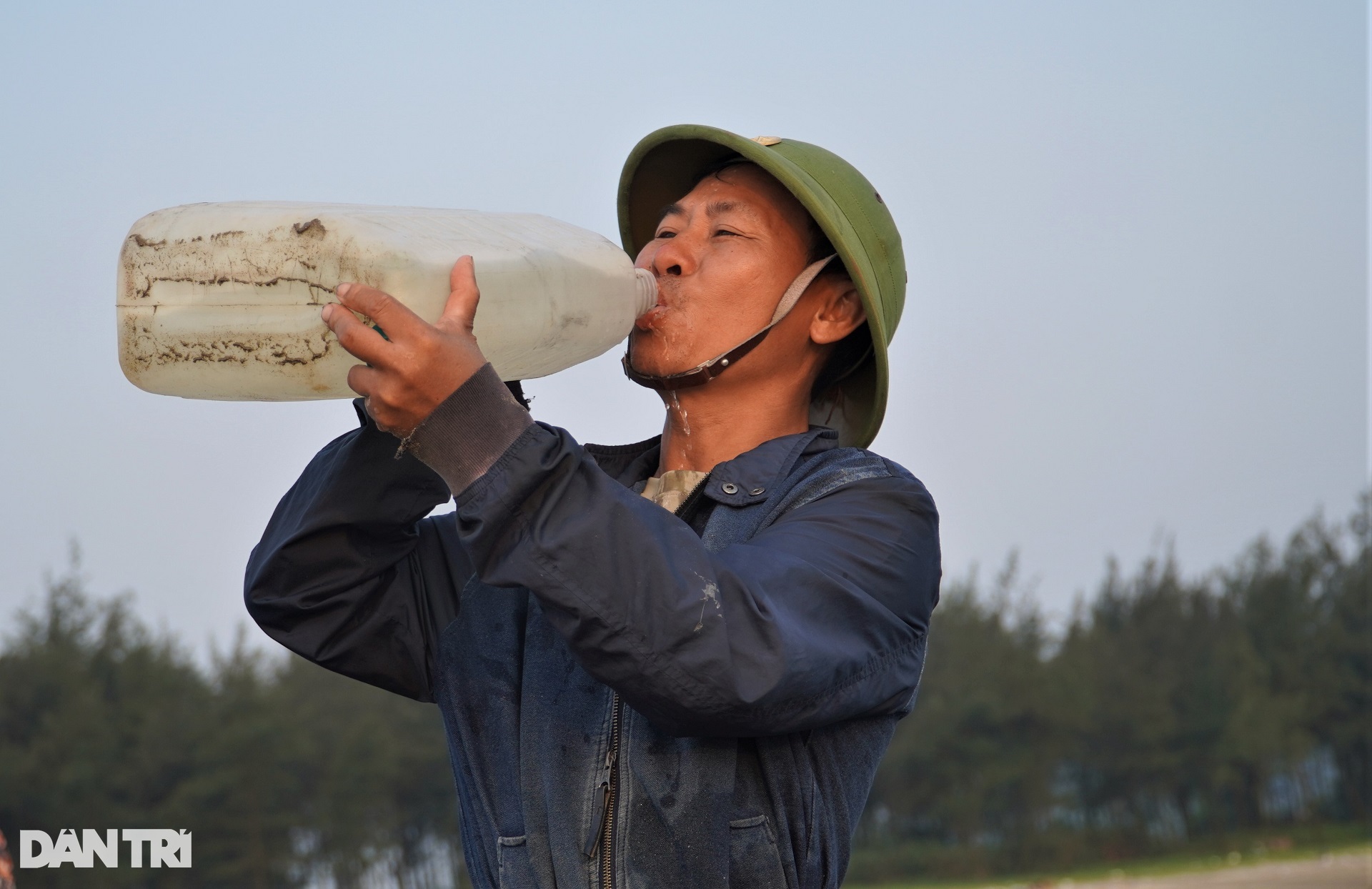 Nhóm người tập thể dục trên bãi biển cũng mang về hàng chục ký mực tươi - 7 Nhóm người tập thể dục trên bãi biển cũng mang về hàng chục ký mực tươi - 7