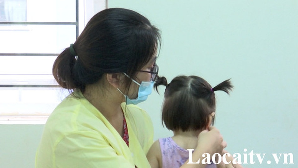 Công an điều tra người đàn ông hành hung cháu bé 2 tuổi ở trường mầm non - 2 Công an điều tra người đàn ông hành hung cháu bé 2 tuổi ở trường mầm non - 2