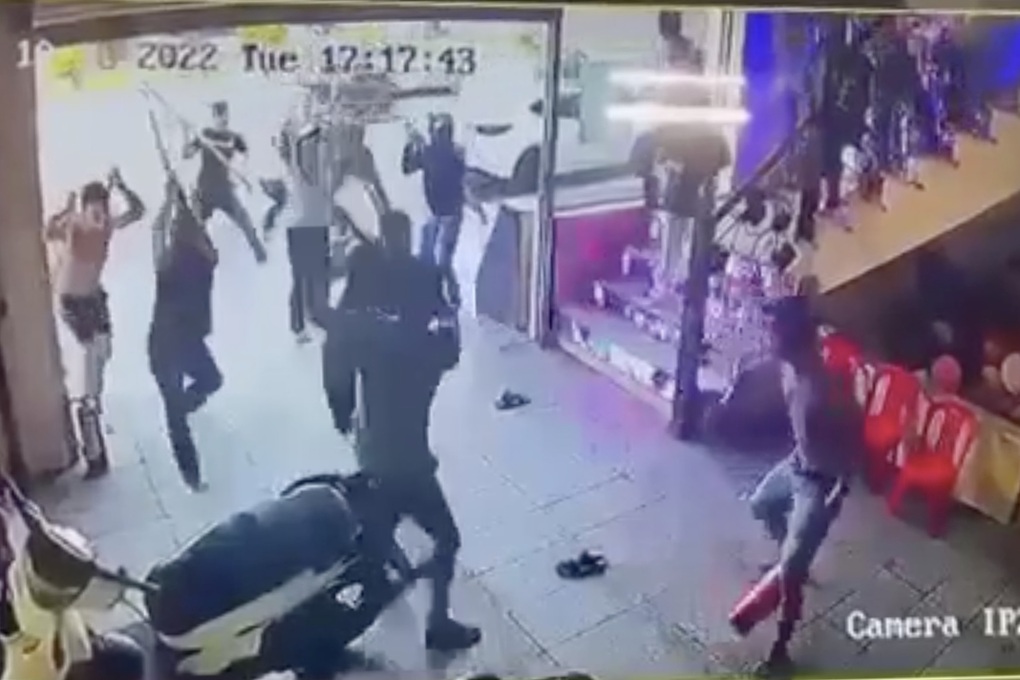 Hàng chục đối tượng hỗn chiến tại quán karaoke ở Nha Trang - 1 Hàng chục đối tượng hỗn chiến tại quán karaoke ở Nha Trang - 1