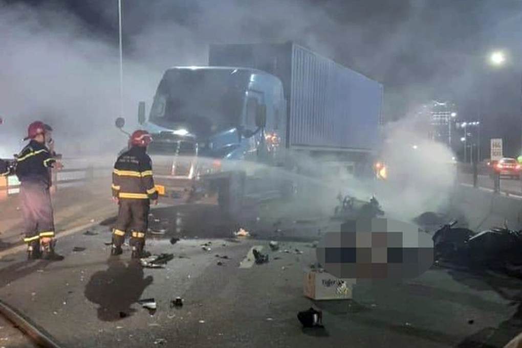 Xe máy đấu đầu xe tải trong đêm, 2 người tử vong - 2