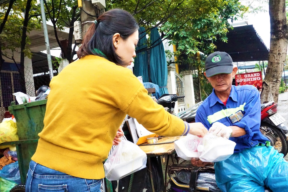 Người phụ nữ đều đặn mỗi tháng tặng người lao động nghèo cơm chay miễn phí - 5 Người phụ nữ đều đặn mỗi tháng tặng người lao động nghèo cơm chay miễn phí - 5
