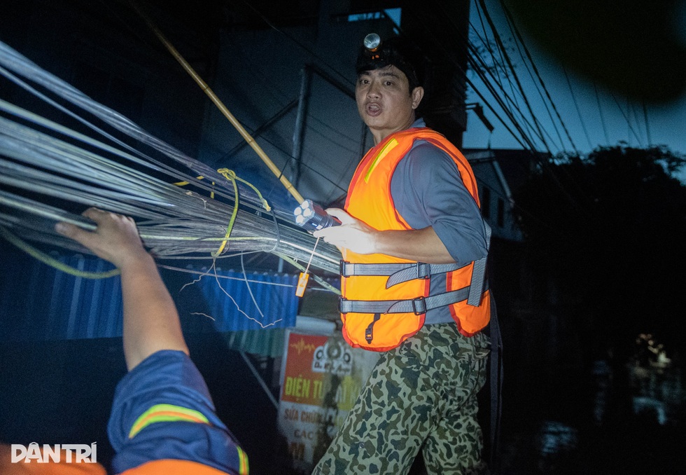 Sau lũ dữ là những bàn tay cứu người giữa “biển nước” Thái Nguyên - 6 Sau lũ dữ là những bàn tay cứu người giữa “biển nước” Thái Nguyên - 6