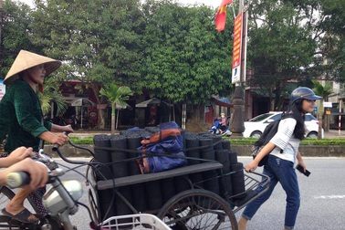 3 nữ sinh đi học muộn vì bận giúp người bán than đẩy xe