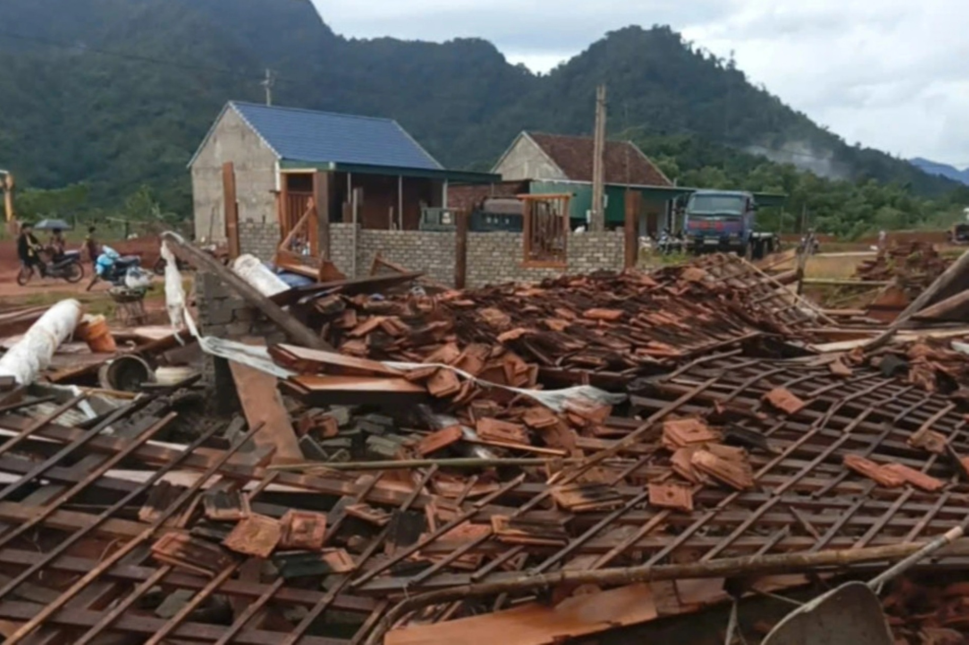 Cảnh tan hoang sau trận lốc xoáy càn quét 30 phút ở Nghệ An - 2 Cảnh tan hoang sau trận lốc xoáy càn quét 30 phút ở Nghệ An - 2