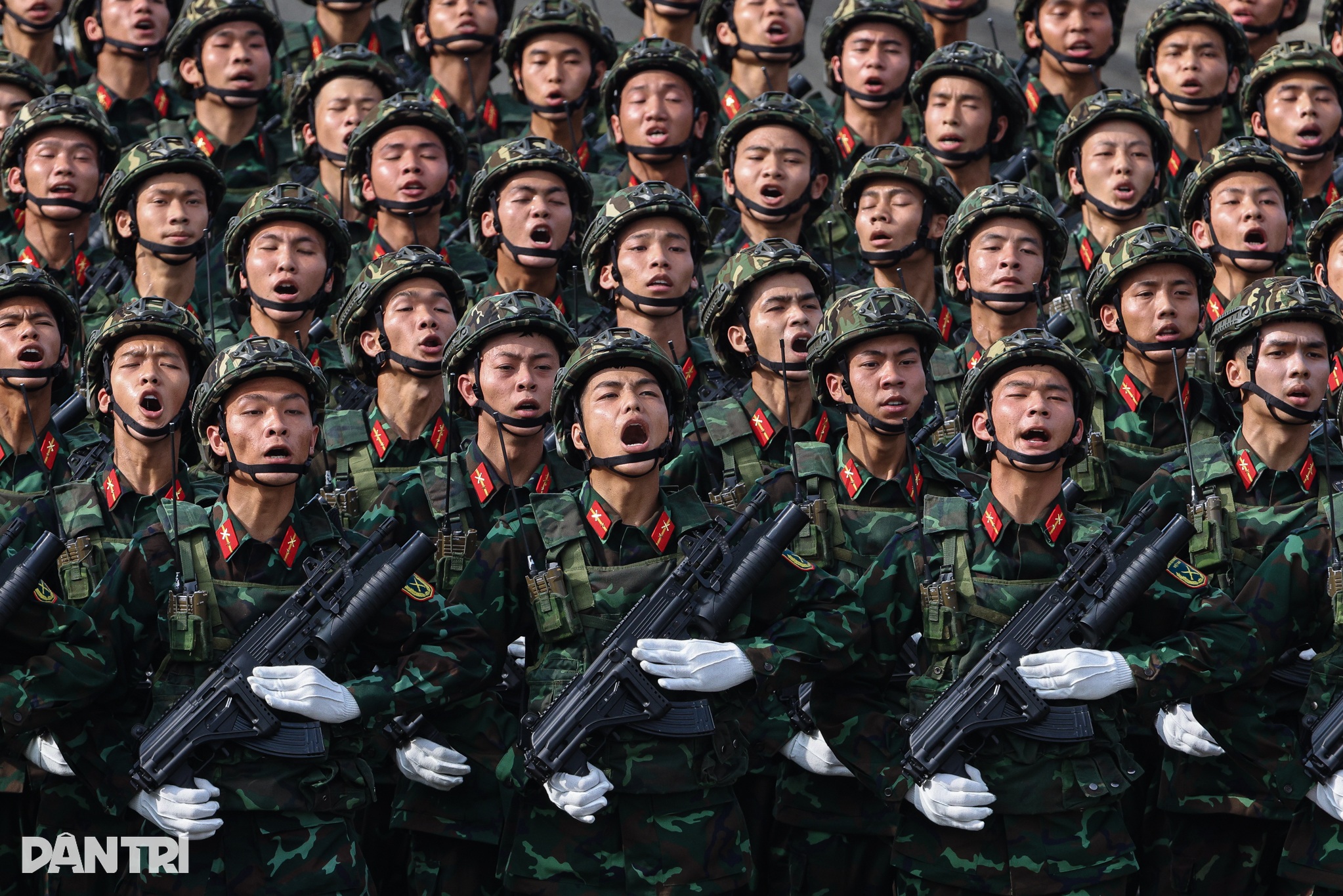 View - 36 khối diễu binh lần đầu tham gia hợp luyện cho lễ 30/4 ở TPHCM | Báo Dân trí