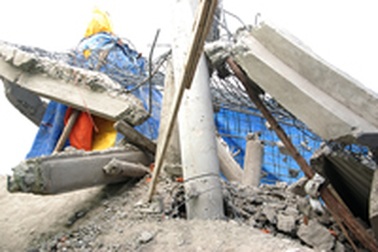 Sập Đài Quan âm đang xây dở trong chùa