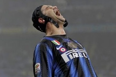 Chivu phải trả giá đắt sau cú đánh nguội thô bạo