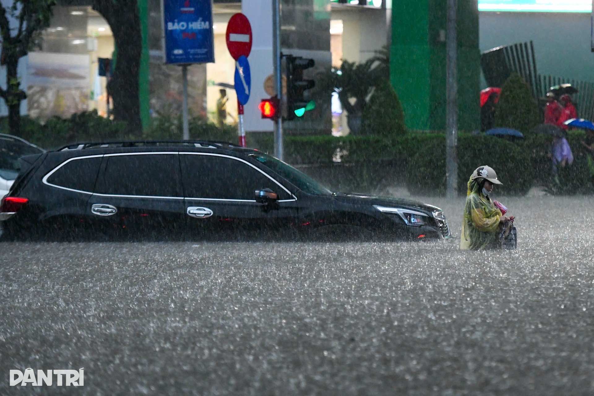 Hàng loạt xe sang bơi trong biển nước ngập ở Hà Nội - 15 Hàng loạt xe sang bơi trong biển nước ngập ở Hà Nội - 15