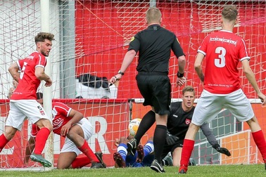 Hài hước với bàn thắng khó tin của… trọng tài