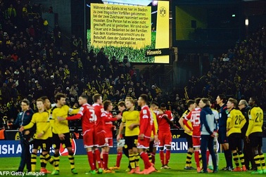 CĐV Dortmund tạo ra cảnh tượng khó quên nhằm tưởng nhớ người đã khuất