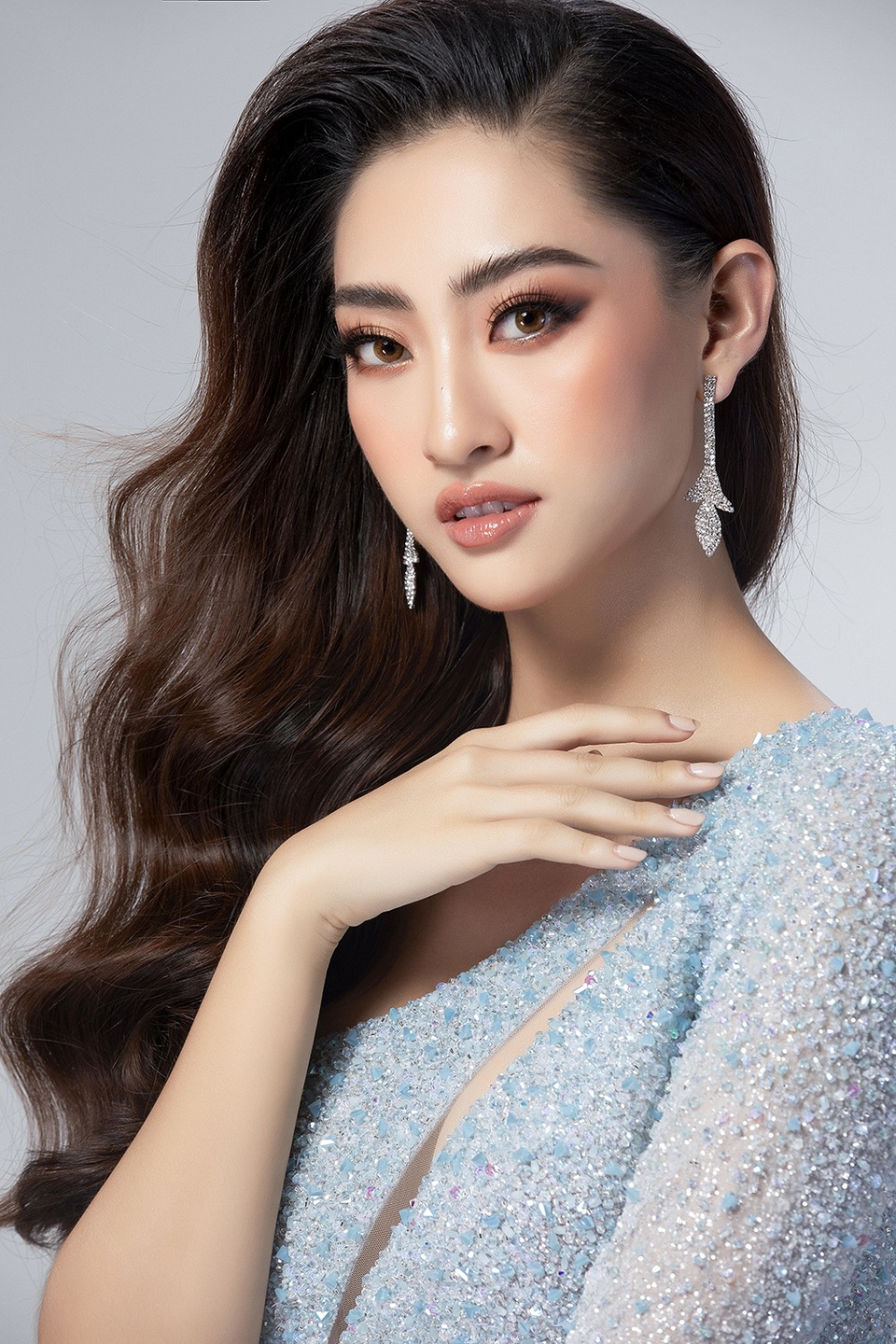 Lương Thùy Linh hé lộ 2 chiếc váy dạ hội đêm Chung kết Hoa hậu Thế giới - 6 Lương Thùy Linh hé lộ 2 chiếc váy dạ hội đêm Chung kết Hoa hậu Thế giới - 6